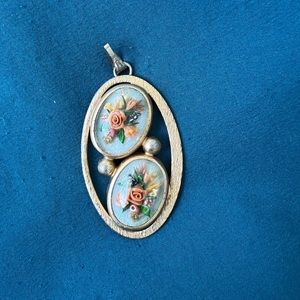 Estate jewelry - Flower Pendant